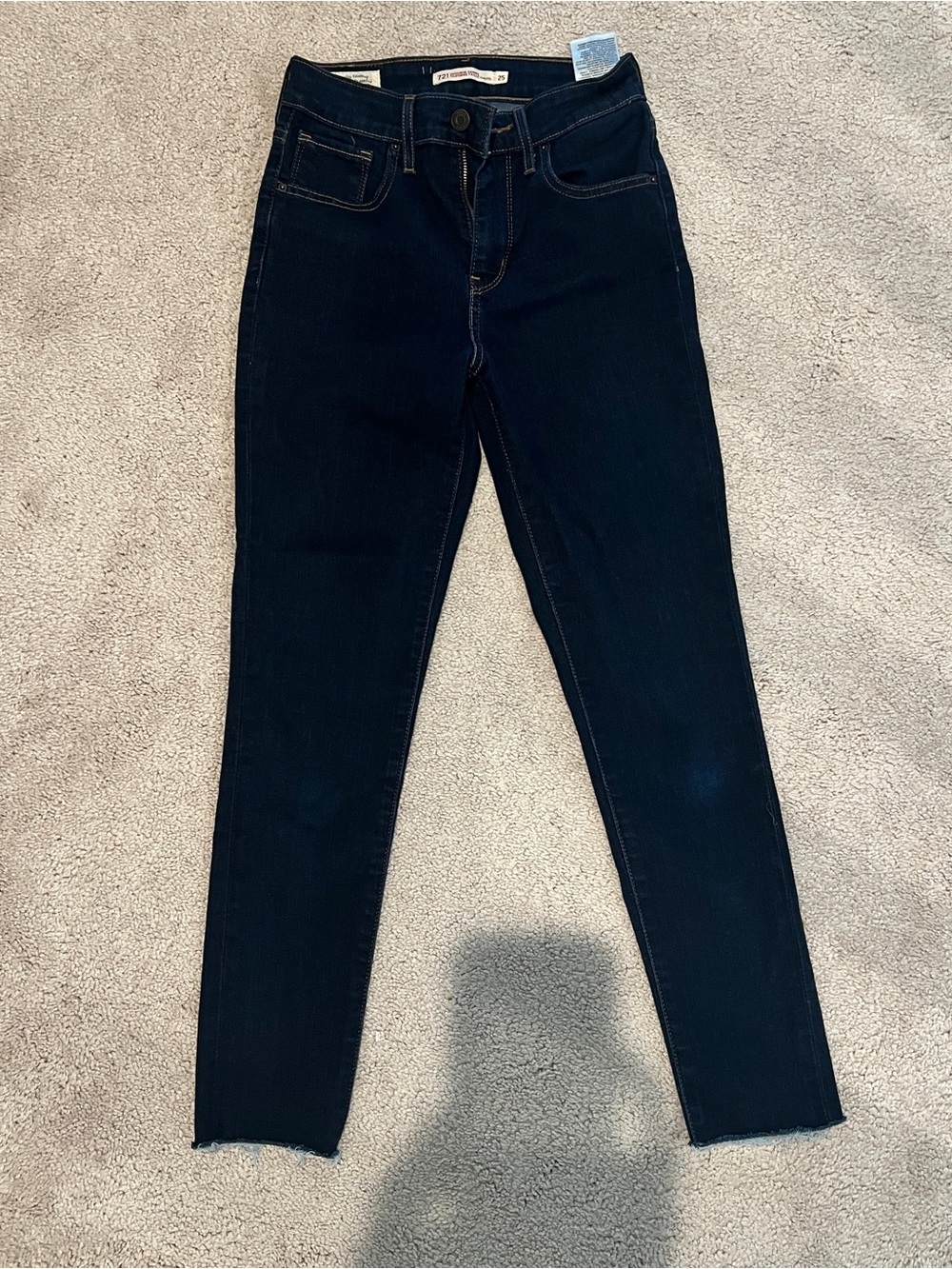 Levi’s 721 Dark rinse High-Rise Skinny Jeans 25